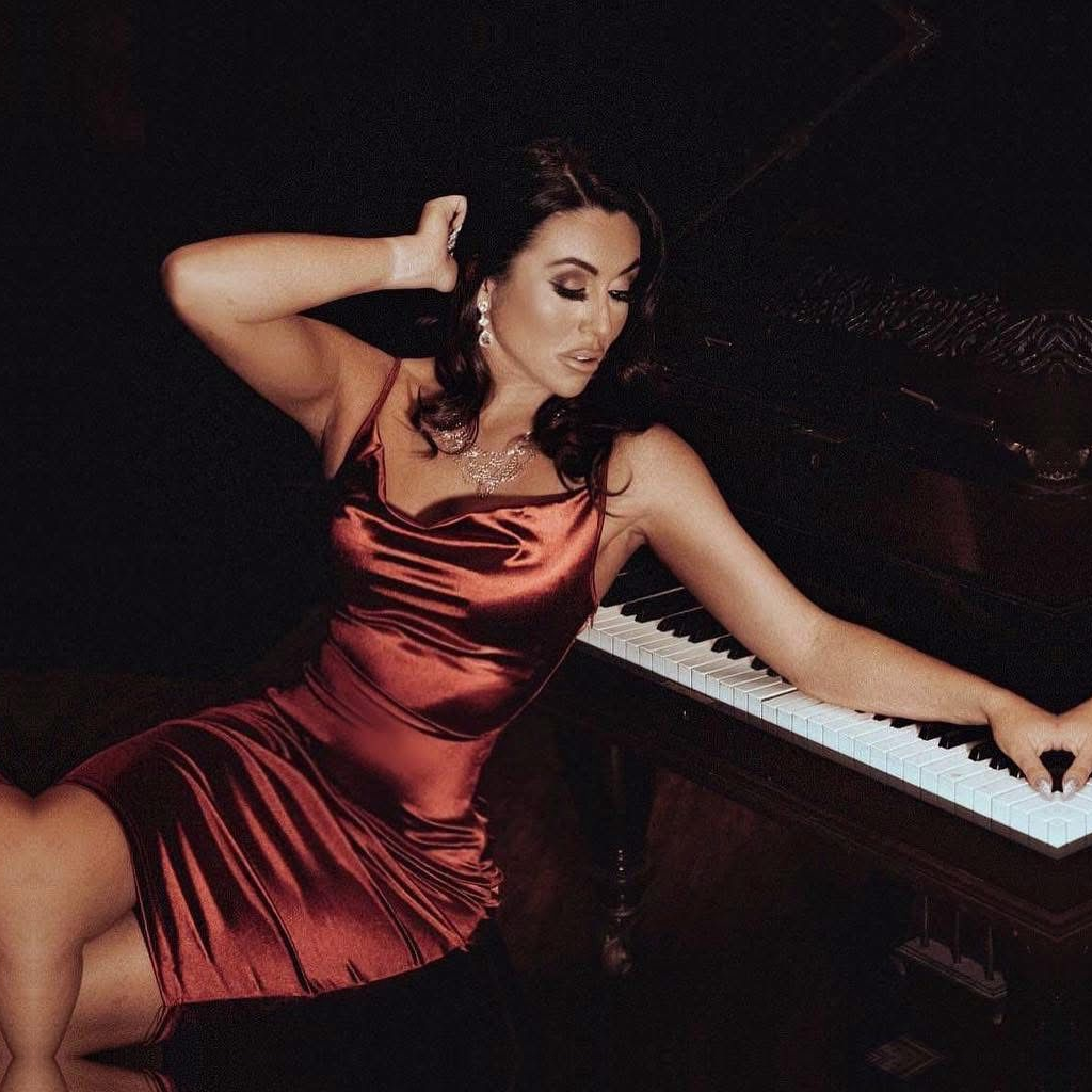Gracey, acoustic and piano vocalist