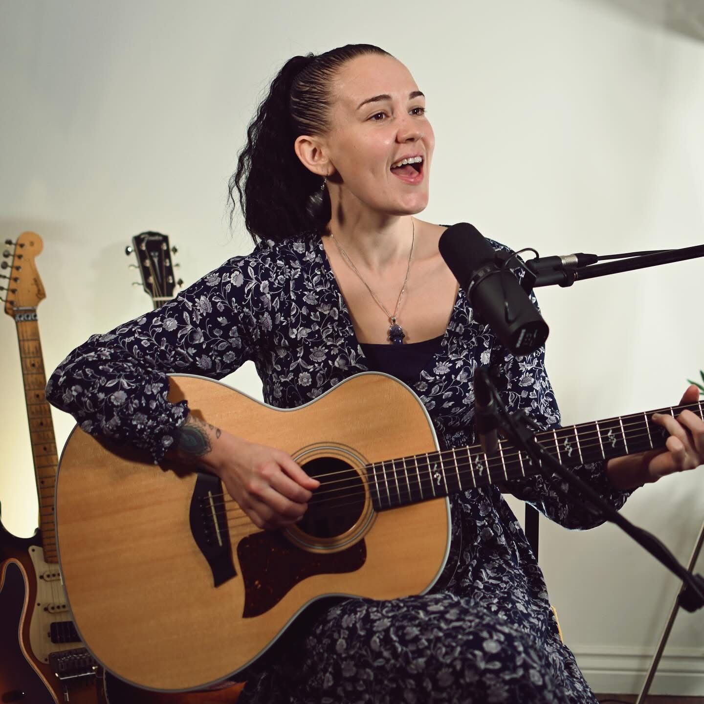 Laura, acoustic and piano vocalist
