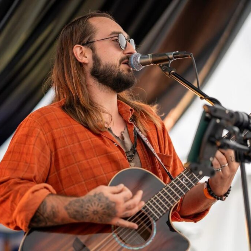 Oli, acoustic and piano vocalist