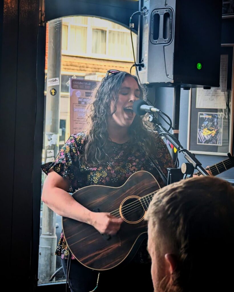 Aggi performing live