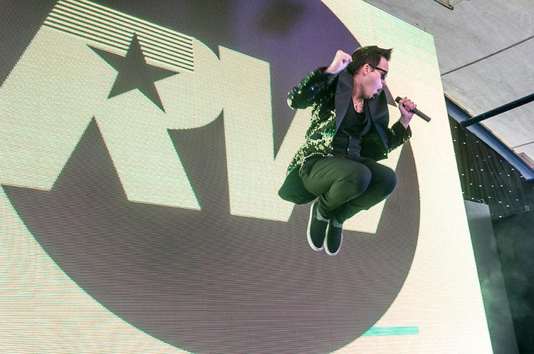 Rob B Williams performing live